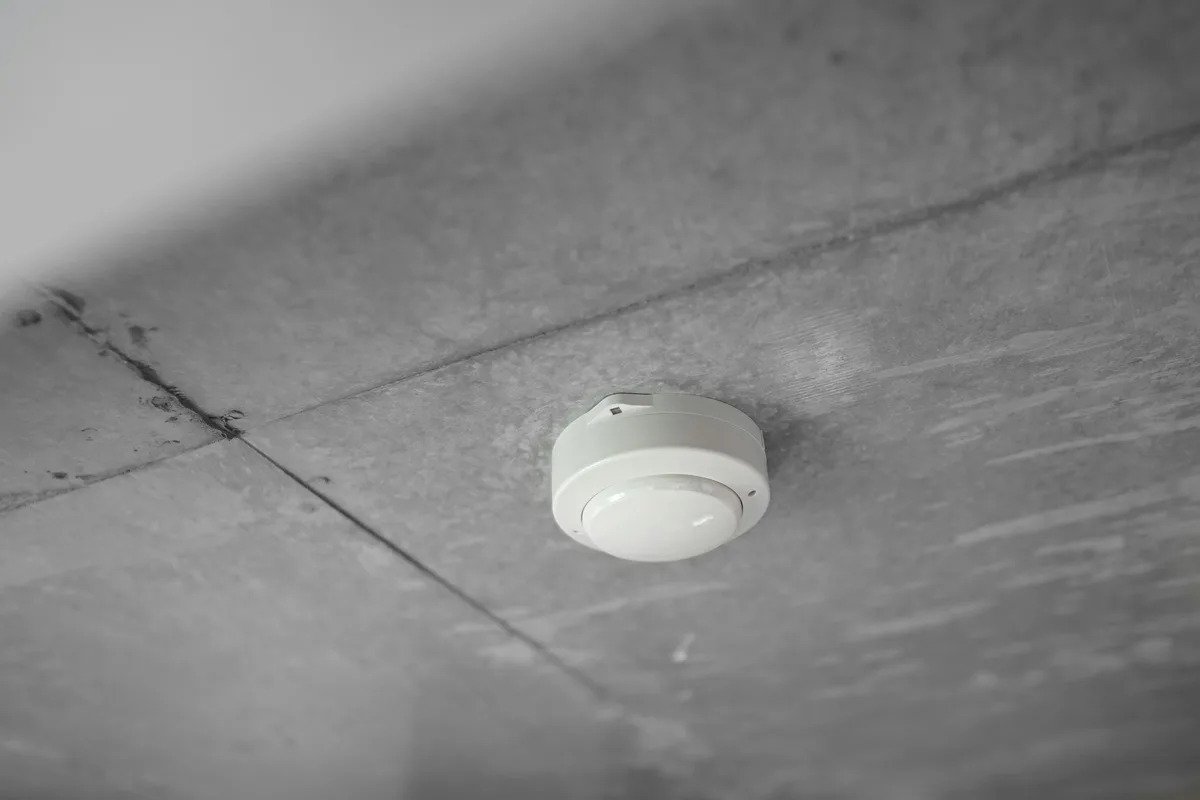 Lắp đầu báo khói, báo cháy tự động